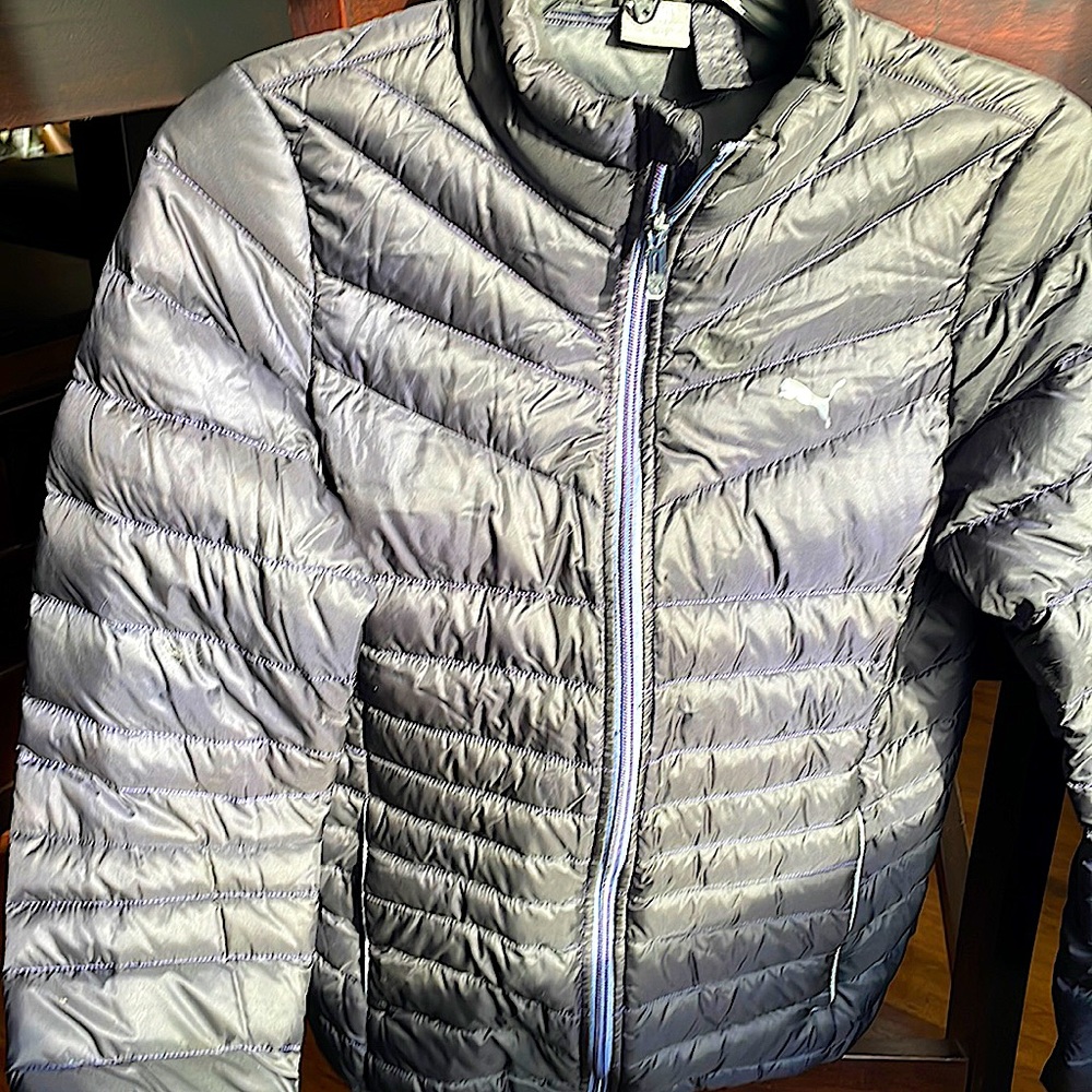Kids Puma black jacket with down feathers.